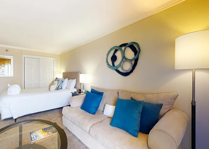 Hotels near Indian Temple Mound Museum