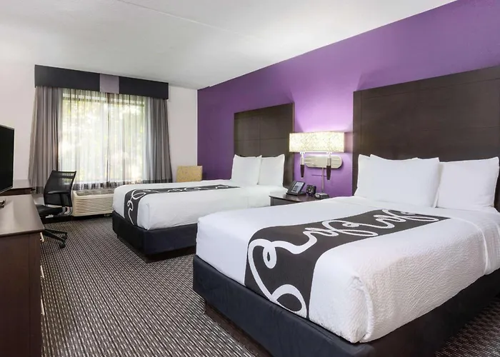 Hotels near Meadowlands Museum
