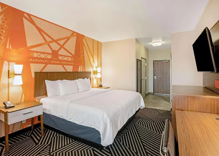 Hotels near Vogue College of Cosmetology