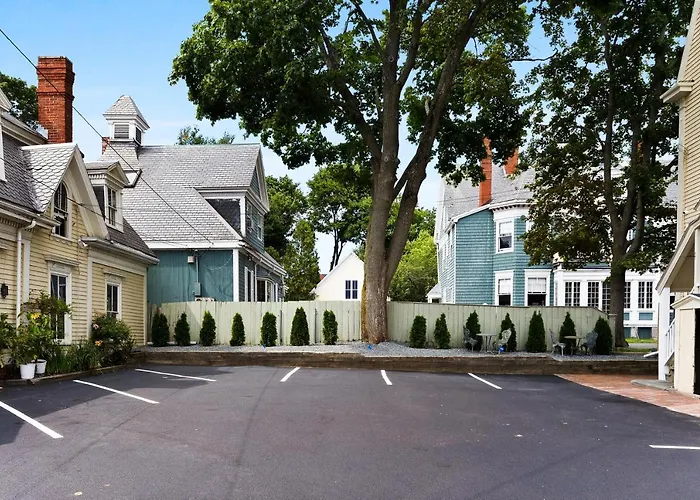 Hotels near Pioneer Village Salem 1630