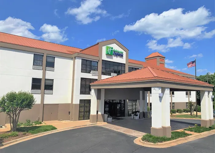 Hotels near Bradiggins Arts and Crafts