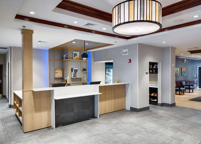 Hotels near Waltham Historical Society