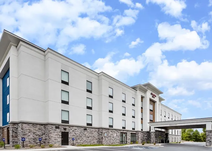 Hotels near Monticello Vlg Recreation Dept