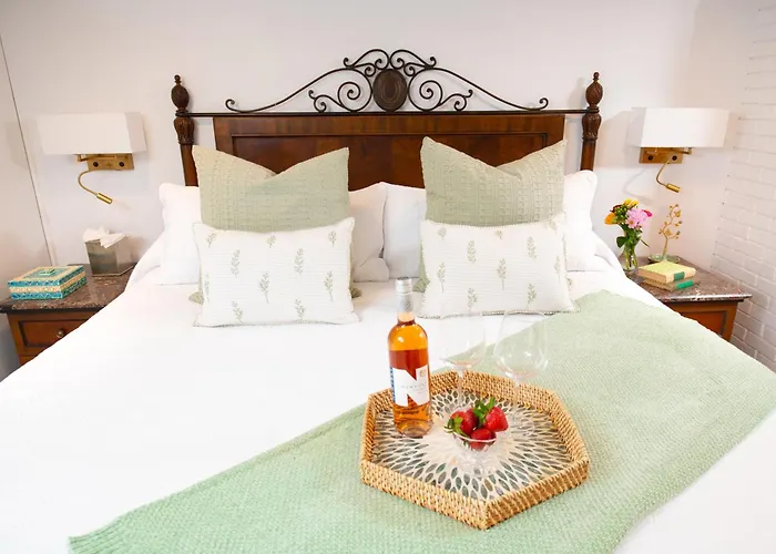 Hotels near International Tennis Hall-Fame