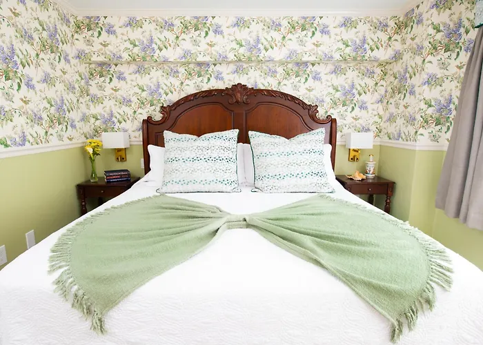 Hotels near Oceancliff Hotel and Resort