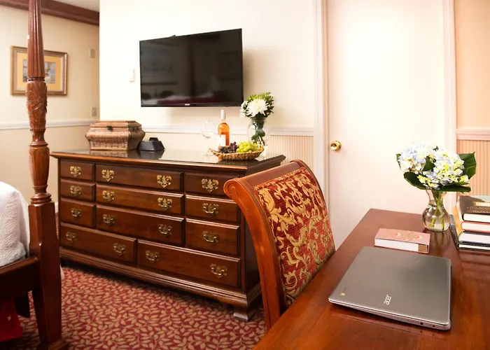 Hotels near Newport Restoration Foundation