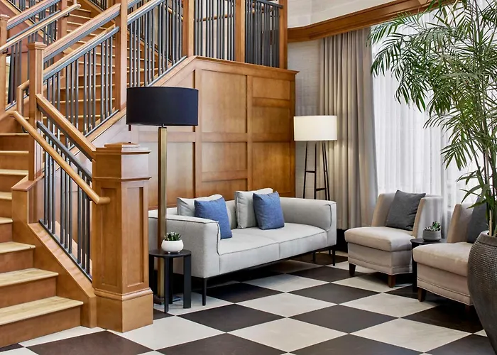 Hotels near Children's Museum at Saratoga