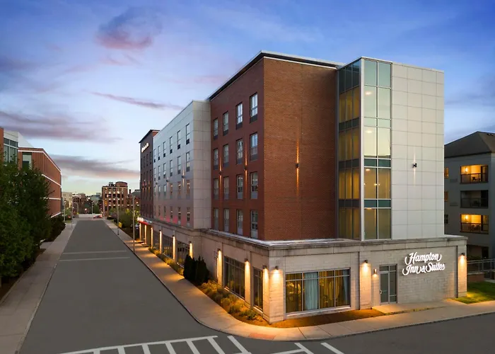 Hotels near Green Hill Golf Course
