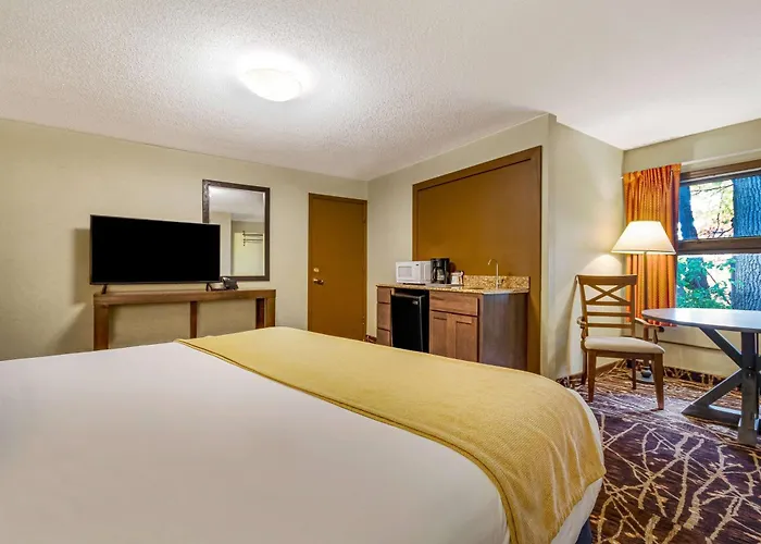 Hotels near Fort William Henry Corp