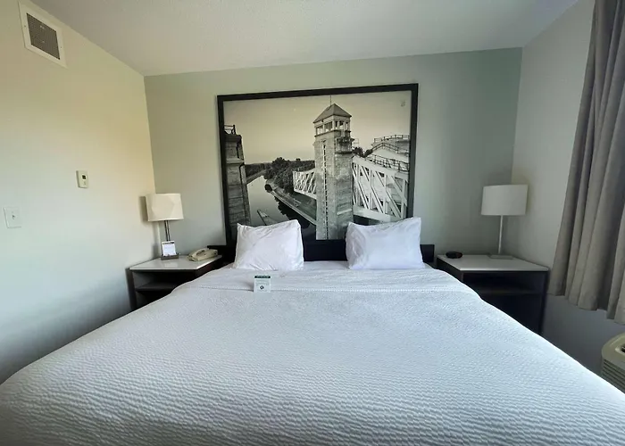 Hotels near Canadian Canoe Museum