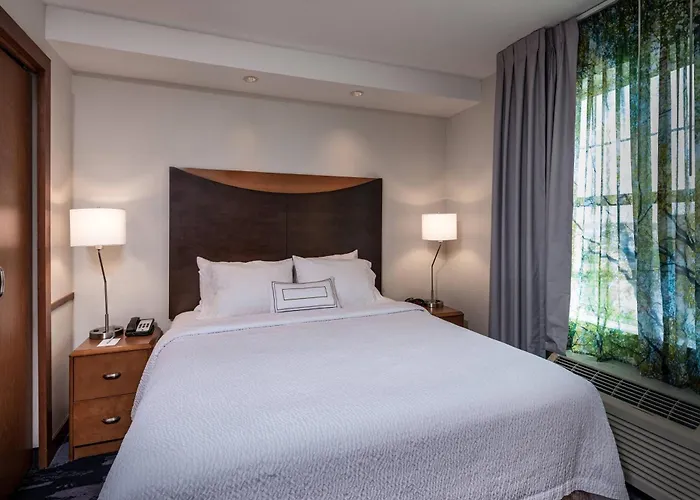Hotels near Buttonwood Park Zoological