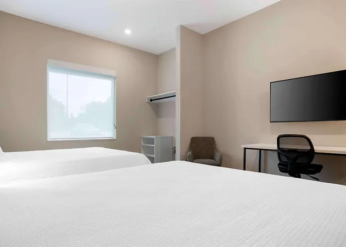 Hotels near Pensacola Junior College