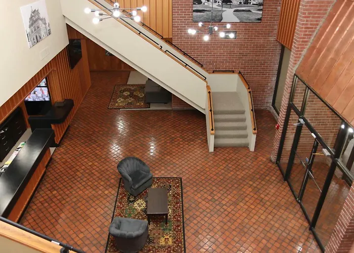 Hotels near Quincy Art Ctr