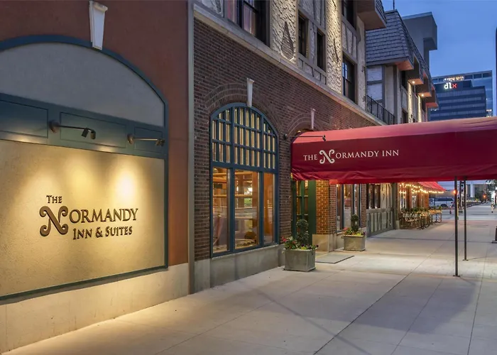 Hotels near Dunwoody Institute