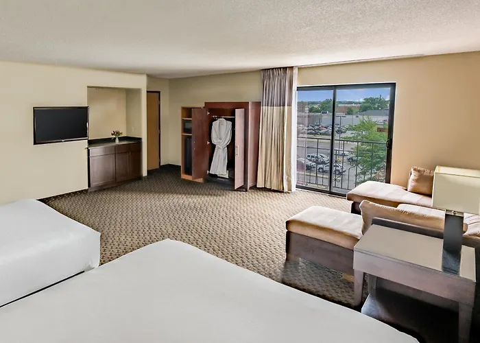 Hotels near Children's Museum -Green Bay