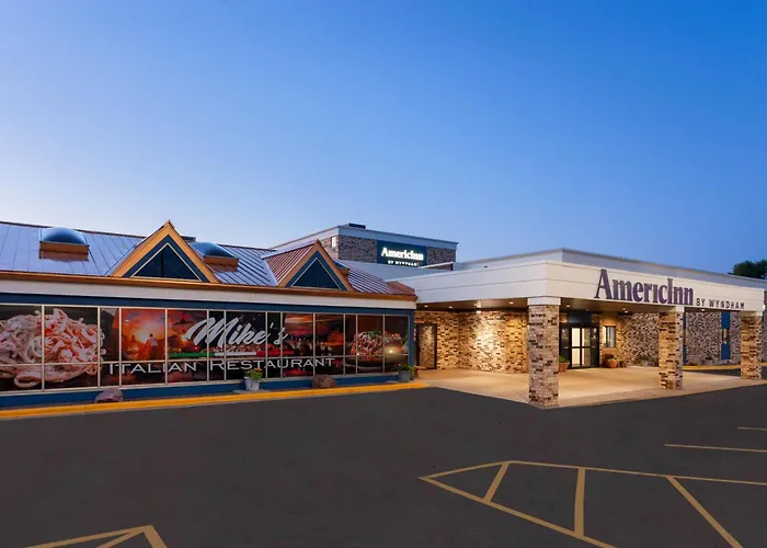 Hotels near Sauk County Historical Museum
