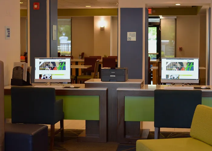 Hotels near Palm Lakes Park