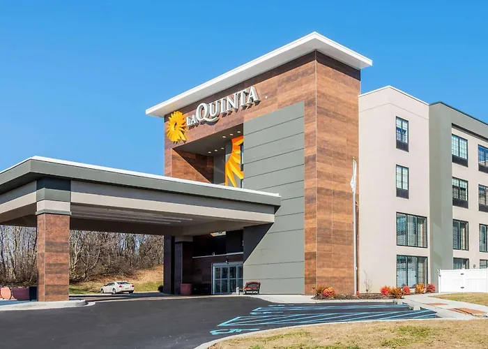 Hotels near Wetlands Golf Course