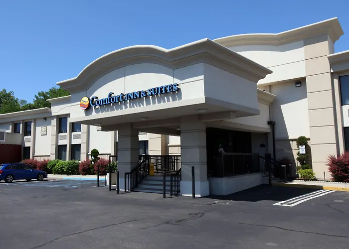 Hotels near Plaza School