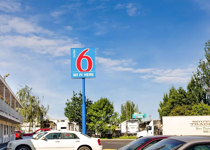 Hotels near Grand Prix Raceway