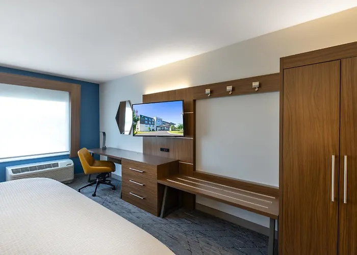 Hotels near Lander University