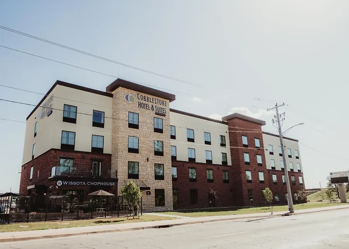 Hotels near Ottumwa Municipal Golf Course