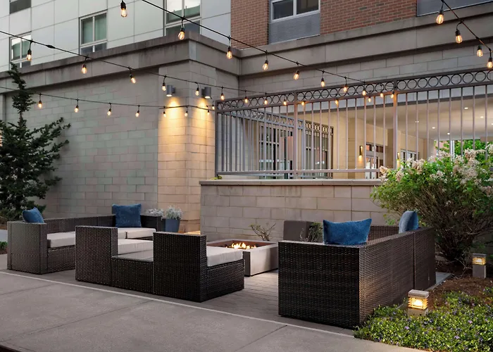 Hotels near Royal Academy-Performing Arts