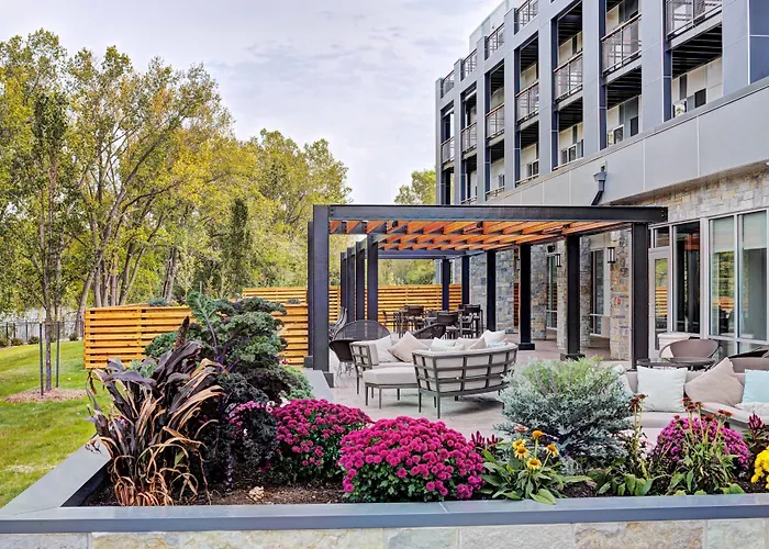 Hotels near Liberty Hall Banquet and Ctr