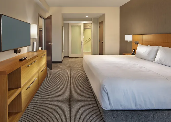 Hotels near Community College-Rhode Island