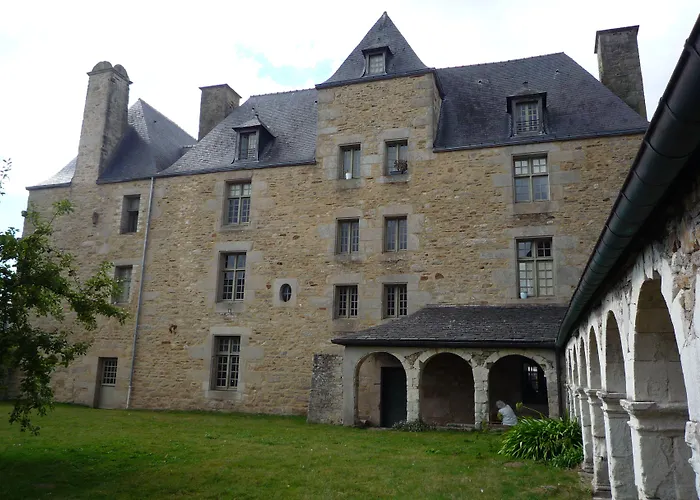 Hotels near E.Toiles