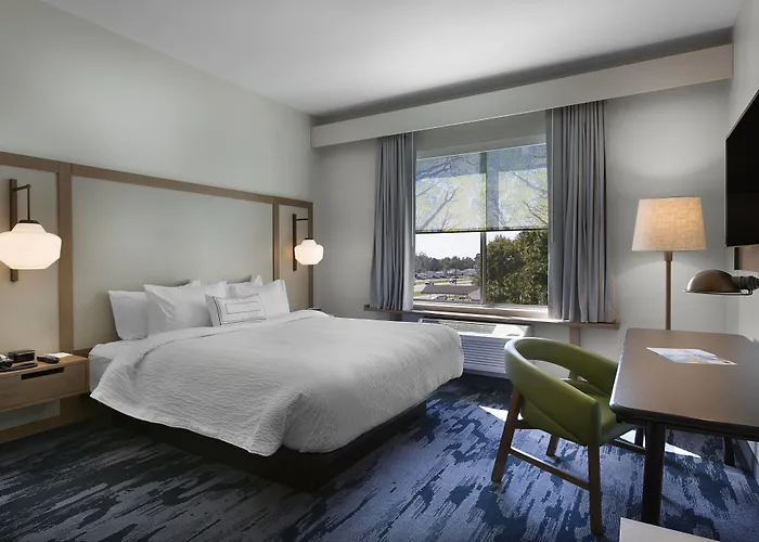 Hotels near Major League Lanes