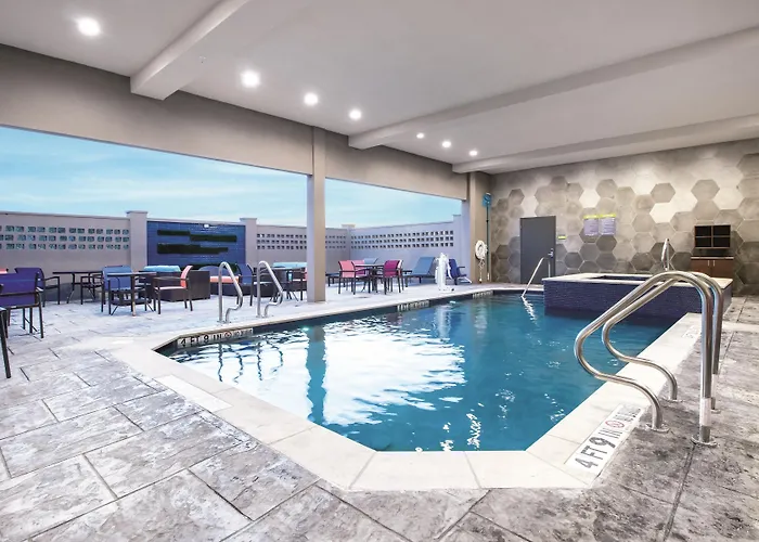 Hotels near Historic Waco Foundation