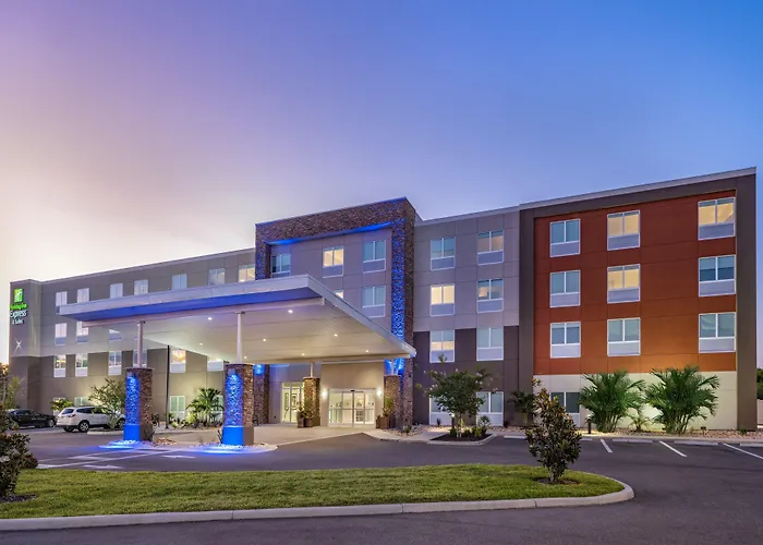 Hotels near Freedom Fairways Golf Course
