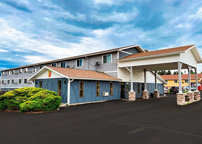 Hotels near Paradise Falls