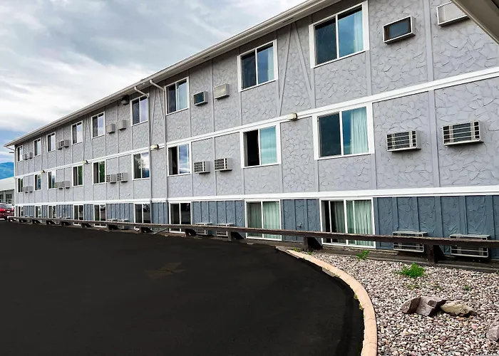 Hotels near Montana Club