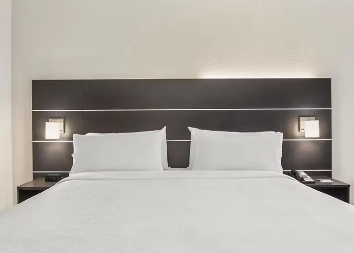 Hotels near West Pines Golf Club