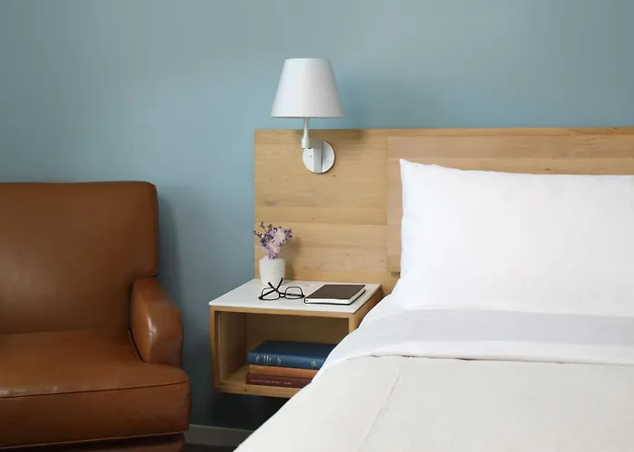 Hotels near Albertus Magnus College