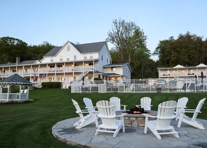 Hotels near Pioneer Schoolhouse