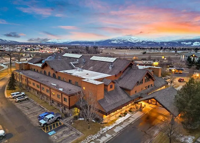 Hotels near Rowdy's Cabin
