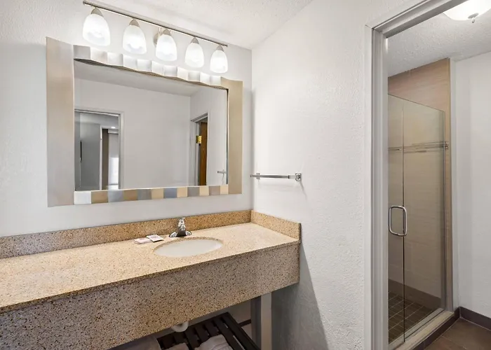 Hotels near Pleasant Hills Golf Club