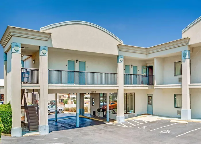 Hotels near Peace College