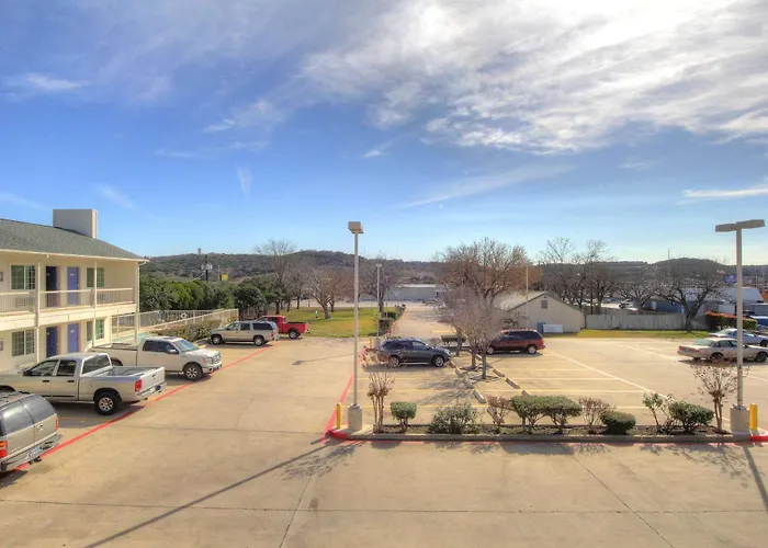 Hotels near Schreiner Mansion Museum